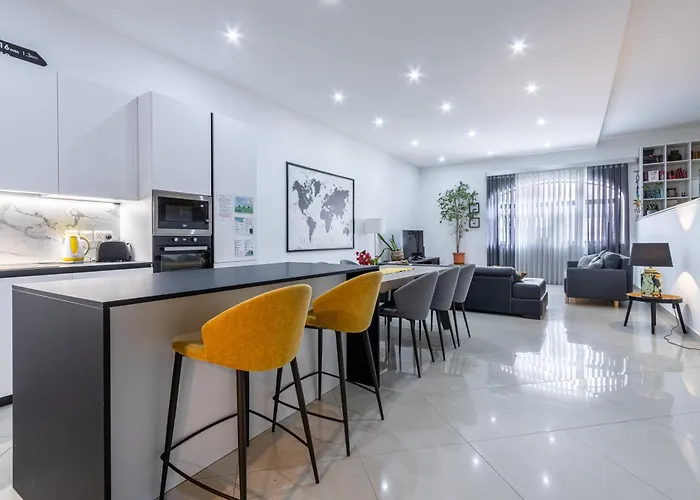 Spacious And Stylish Apartment